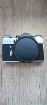 Prodám fotoaparát Zenit-E + objektiv + blesk - 18