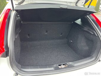 Volvo V40 2017 2.0 D2 120k AUTOMAT,NAVI,P.SENZORY - 18