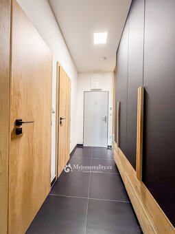 Prodej zařízeného bytu 3+kk s balkonem a garážovým stáním ,  - 18