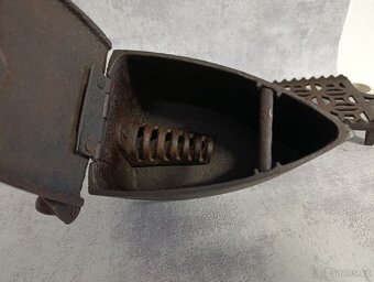 Značená německá velmi stará komínová žehlička (2x svastika) - 18