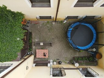 dvě budovy (řadový dům a samostatná přístavba) + dvorek - 18