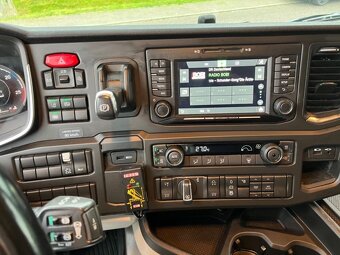 Scania R500 sklápěč s rukou Fassi 215 - 18