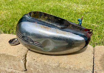 Jawa ČZ 250 350 kývačka - nádrž s víčkem - 18