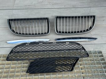2× přední nárazník BMW E90 – jeden ve velmi dobrém stavu, dr - 18