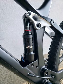 Horské kolo YT IZZO Uncaged 4 Blaze Carbon 2021 29″ - 18