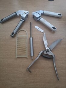 Příbory-staré-zbytky,lis na česnek,struhadlo,lopatka -retro. - 18