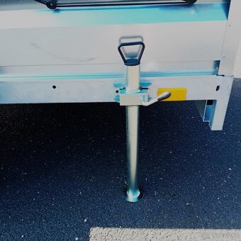 Brzděný přívěsný vozík 1300Kg, 2,65m x 1,30m, svařovaný rám - 18