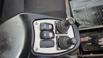 Víceúčelový zametací stroj AUSA B200H,  sklápěč, 4x4 - 18