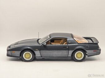 Pontiac Firebird TransAm 1:18 Greenlight - 18