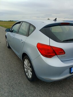 Opel Astra J 1.4i 74kW první majitel najeto pouze 53tis.km - 18
