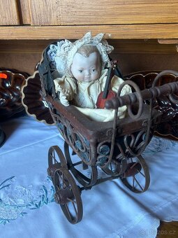 Sběratelský komplet – kočárek + porcelánová panenka - 18