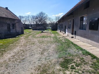 Nabízíme zemědělskou usedlost s 2 RD - 18