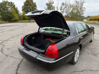 2011 Lincoln Town Car Signature Limited - 18