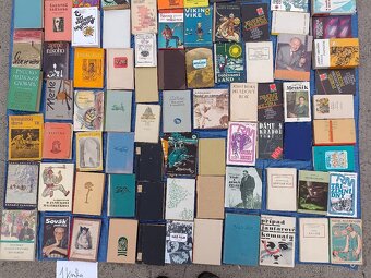 starý polštář nádobí lustr světlo židle hrneček talíř příbor - 18