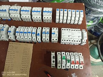 Jističe vypínače kontrolky stykače svodič - 18