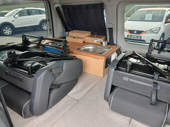 VW Caddy 1,6 TDI Obytná vestavba, solár, lůžko - 18