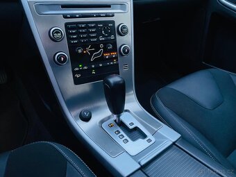 Volvo XC60 2.4SD 5VÁLEC 4x4 AUTOMAT VÝHŘEV TAŽNÉ SENZORY - 18