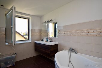 Rd v Týnci nad Labem, 6+1, zahrada 594 m2 - 18