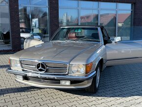 Mercedes SL560 NEMECKY TECHNICÁK. R 107 - 18