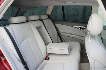 Mercedes-Benz E 240i V6 / Classic / 130 kW / Automat / Tažné - 18