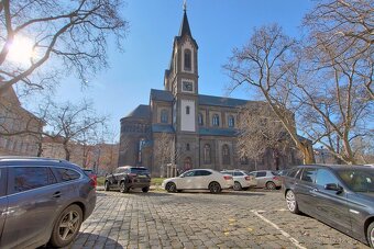 Rezidence s terasou a parkingem na Karlínském náměstí - 18