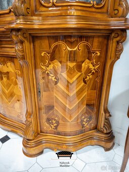 Luxusní barokní jídelní set – stůl + 6 židlí + velká vitrína - 18