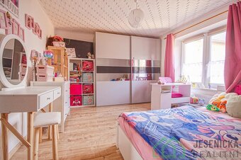Prodej rodinného domu se zahradou + garáží a stavební parcel - 18