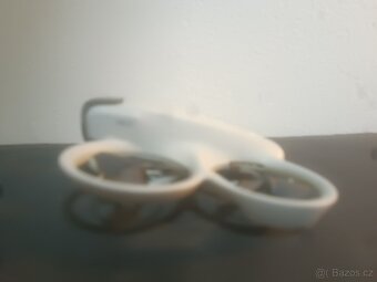 DJI NEO dron se 3 bateriemi a nabíjecí hub - 18