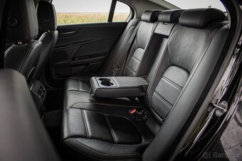 Jaguar XE 2.0 I4D Prestige AT - 18