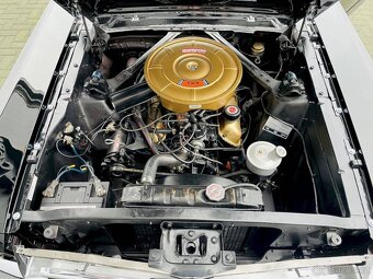 Ford Mustang Convertible - 18