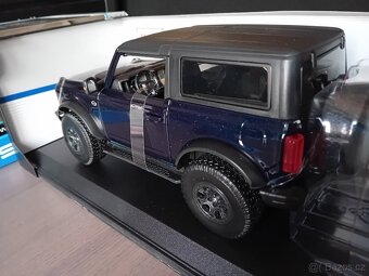 Mercedes-Benz, Aston Martin a Ford    1:18   Maisto - 18