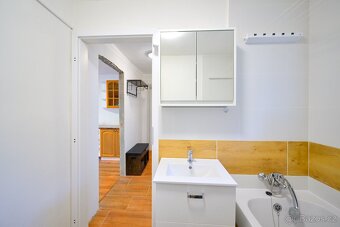 Prodej ideální 1/2 bytového domu, 2x  2+1 , 60m2, pozemek 63 - 18