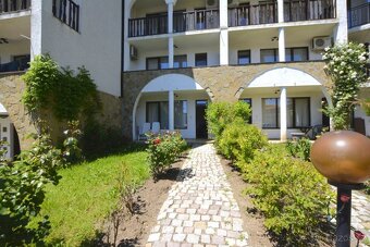 Zařízený apartmán 3+kk s verandou a výhledem na bazén - 18
