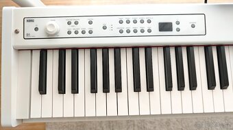 PIANO KORG D1 + nohy Korg ST-WL masivní dub + bedny 2xYamaha - 18