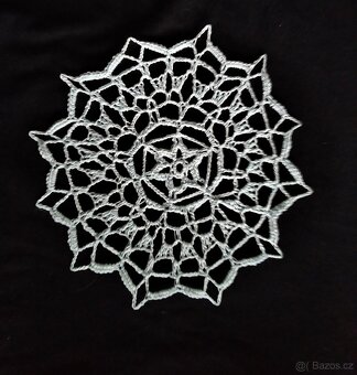 Malé ručně háčkované naškrobené bavlněné dečky - 18