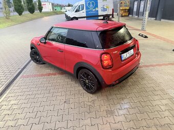 Mini Cooper SE 2022, pouze 15200 km, aktivní parkovací asist - 18