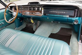 1966 Pontiac Bonneville Coupe - 18