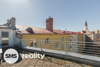 Obchodní dům s panoramatickým výtahem přímo na náměstí - 18