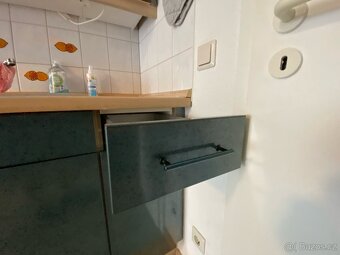 Moderní kuchyňská linka z Německa se spotřebiči - 18