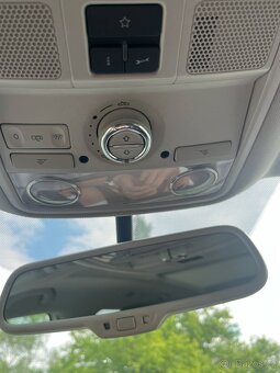 VW Touran, 2.0 tdi, 103kw, 2012, výhřev, digi, parkasist - 18