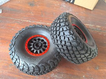 Prodám Traxxas UDR, nabíječka + 2 baterie a nové kola - 18
