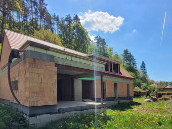 Moderní rodinné bydlení v uprostřed klidu a zeleně kousek za - 18