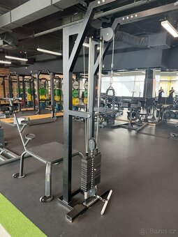Nabídka posilovacích strojů z našeho fitness klubu - 18