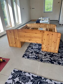 Prodám  hezkou borovicovou postel se šuplíky - 18
