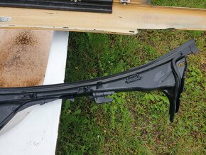 Mercedes  w211 maska ohořelá1000, plastový levý prah1500kč - 18