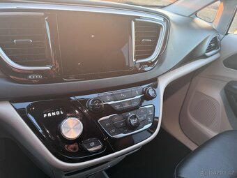 Chrysler Pacifica 3,6 RU 8 míst Kůže 2017 - 18