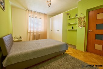 Prodej rodinného domu 5+kk  ( 219 m2) s garáží a bazénem,  B - 18