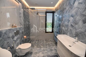 Prodej rodinného domu 716 m2,  pozemek 1135 m2 - 18