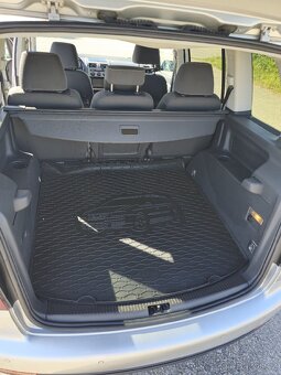 Volkswagen Touran 7 míst - 18