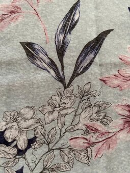 Nový dámský šátek Avon - orig. balení, vzor květiny - 18